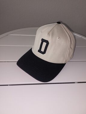 "Dag Gang" Embroidered 'D' Two-Tone Baseball Cap - Cream & Black